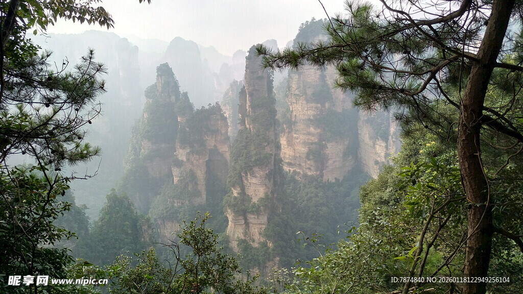 张家界奇峰云雾美景