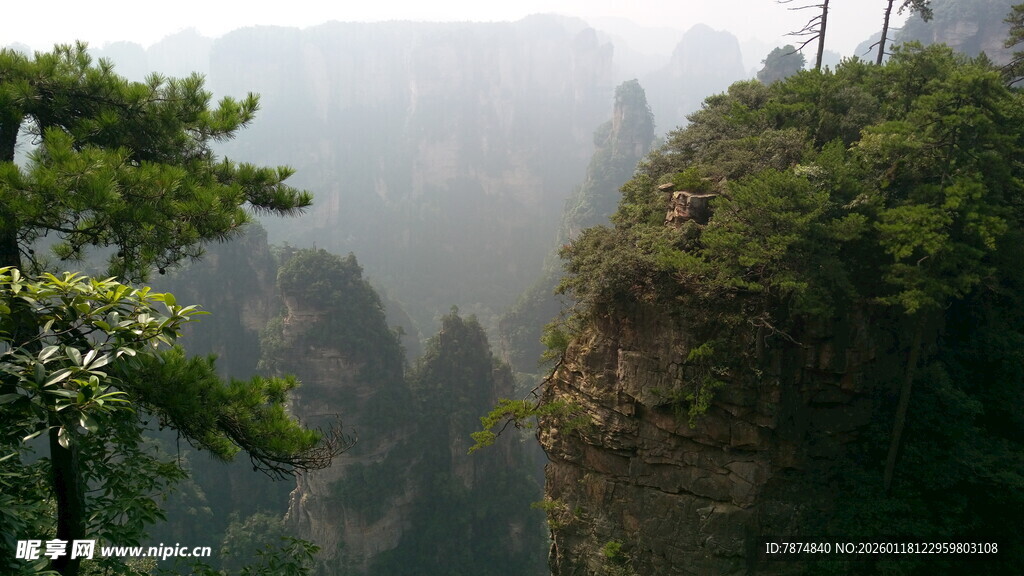 云雾缭绕的壮丽山峰景观