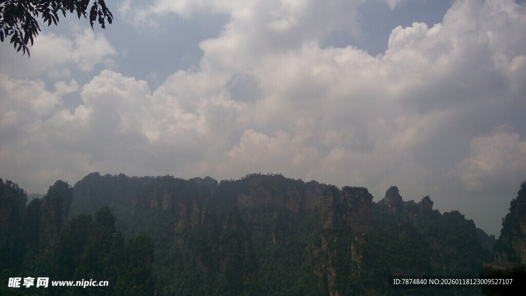 山峦云海间的自然景致
