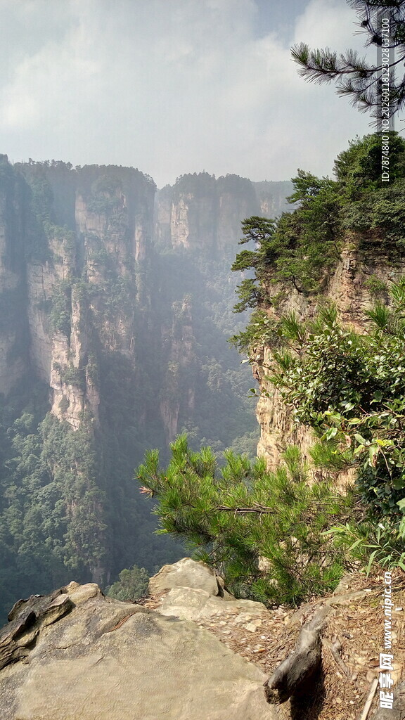 壮丽山景 俯瞰巍峨悬崖