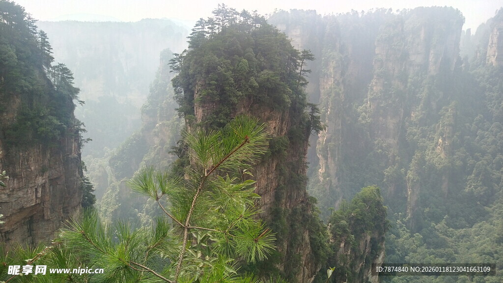 云雾缭绕的险峻奇峰