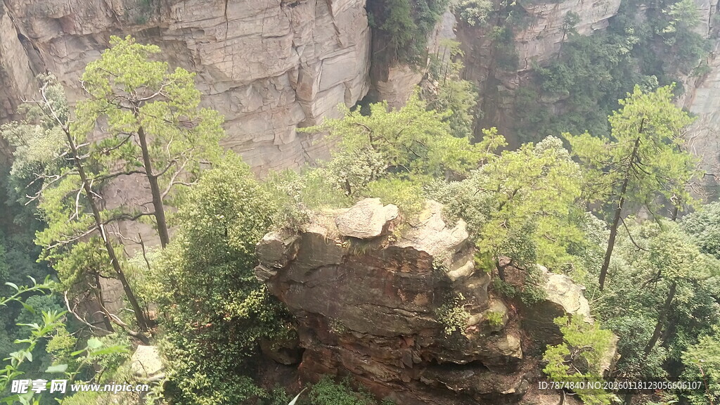 奇峰绿树间的壮美山景