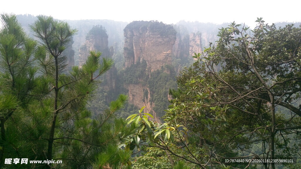 山间景色 远观巍峨峭壁