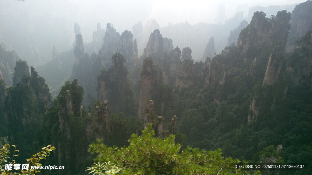 云雾缭绕的壮美奇峰景观