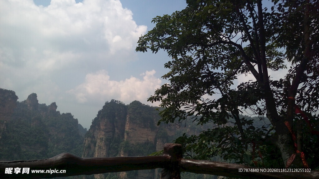 山间树影与远峰美景