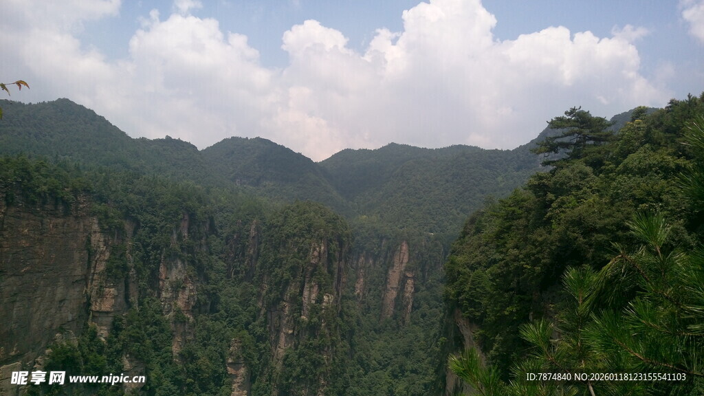 青山云雾间的秀丽景致