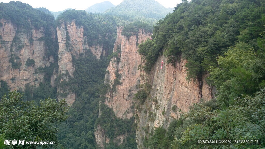 壮丽险峻的高山峡谷景观