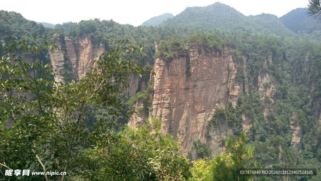 壮丽山景 峭壁丛林相依