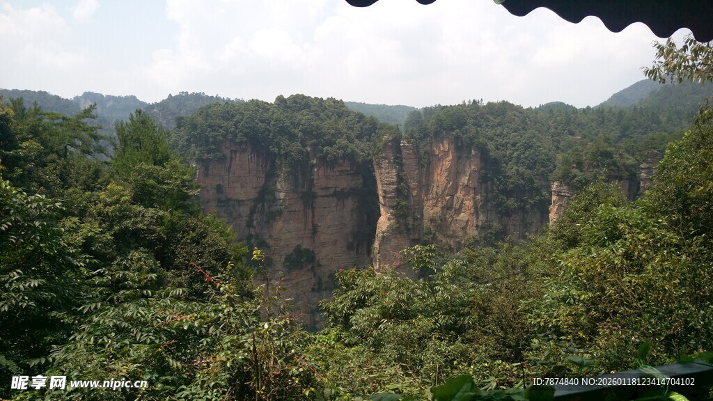壮丽山景 葱郁山林与峭壁
