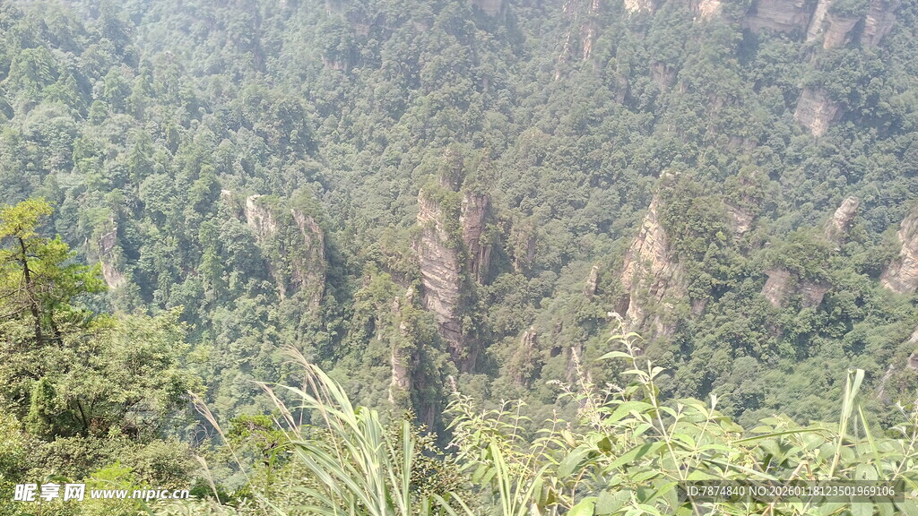 壮丽山峦景观