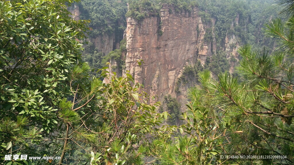 山林间的壮丽岩壁景观