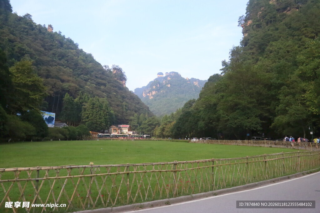 山间绿野公路美景