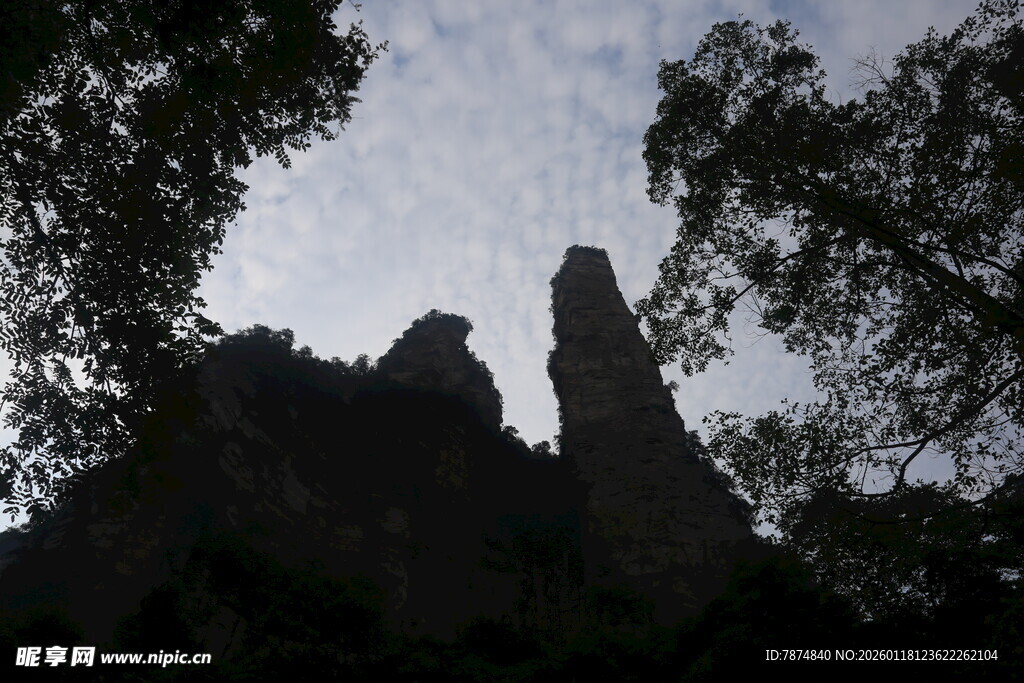 山林间的奇特岩石景观