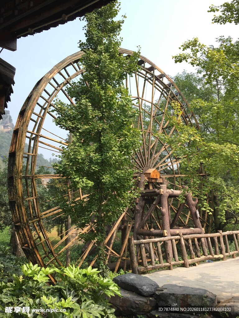 古朴水车静立绿植环绕