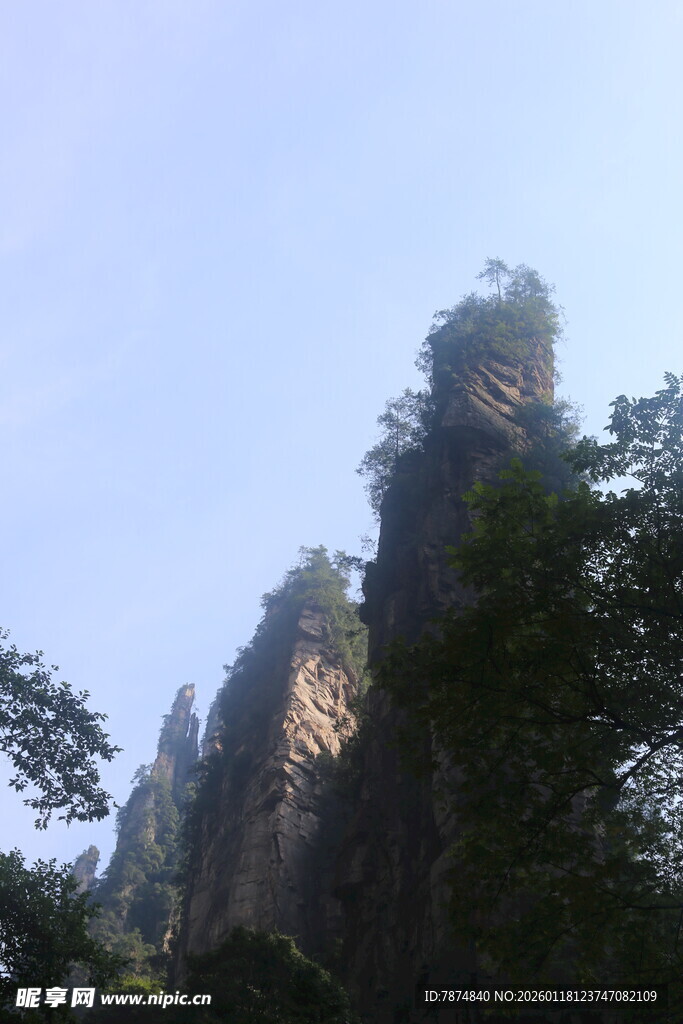 奇峰耸立的自然景观