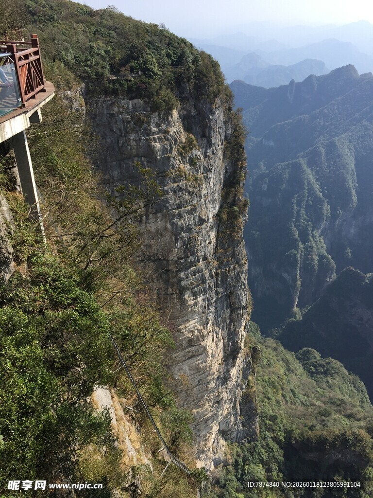 悬崖边观景台俯瞰壮丽山景
