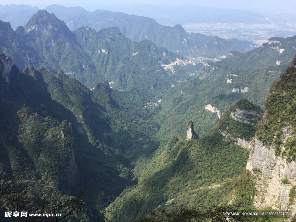 壮丽山峦间的蜿蜒道路