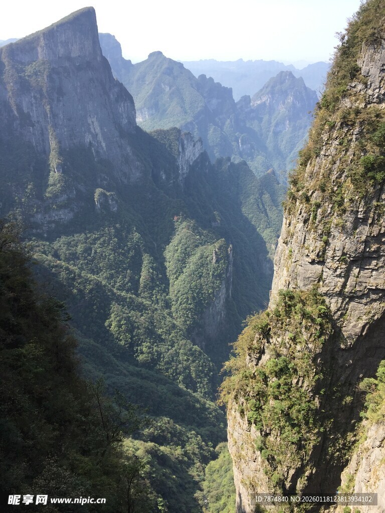 壮丽山景俯瞰山谷风光