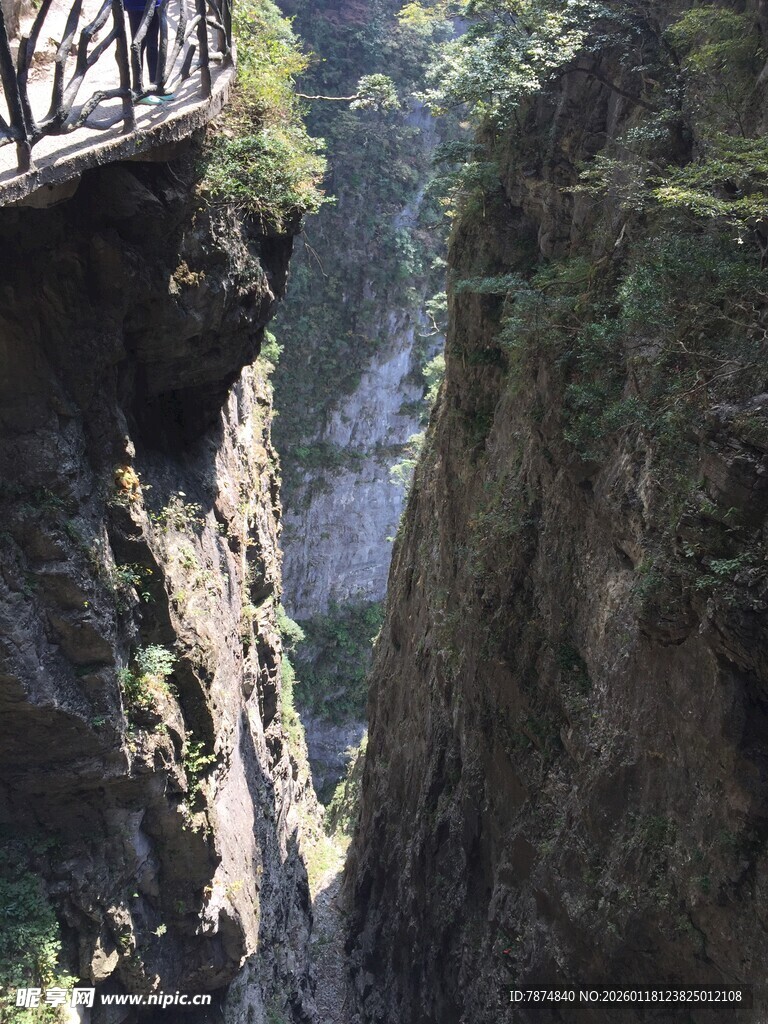 悬崖栈道 纵览峡谷风光
