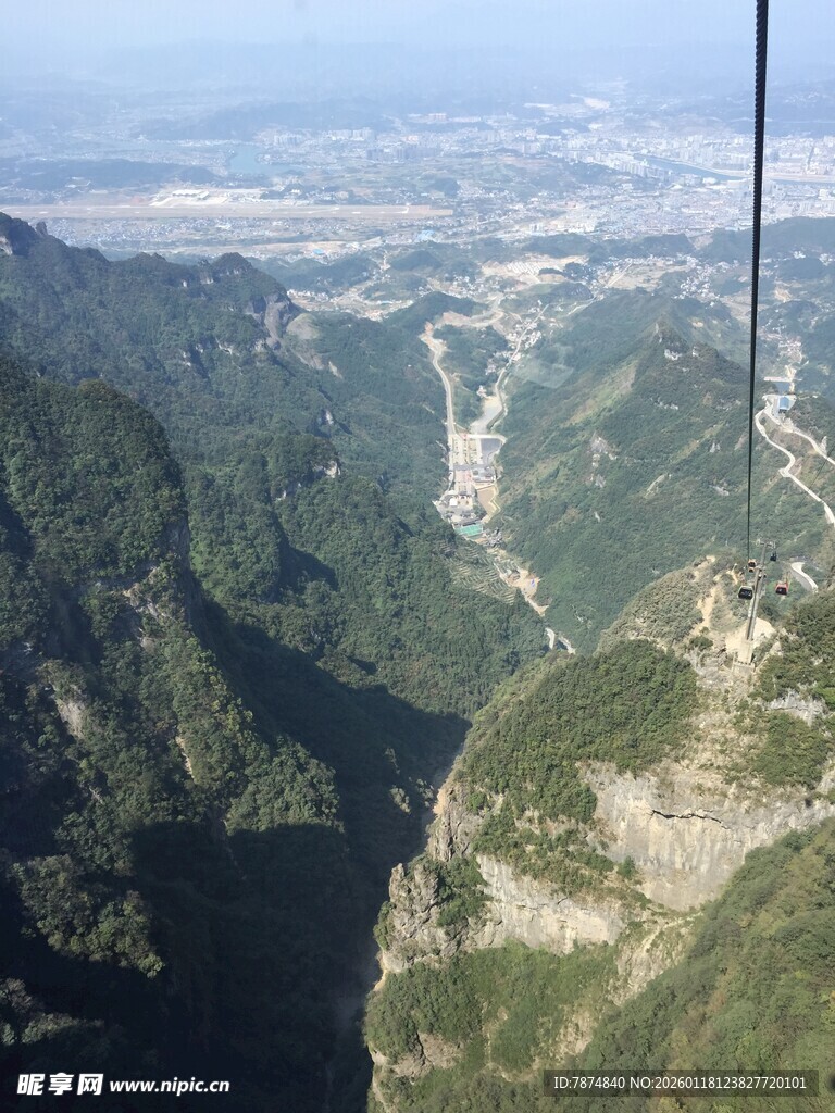 高空俯瞰壮丽山谷景观
