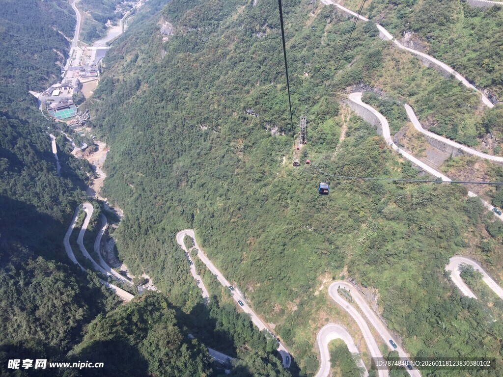 俯瞰蜿蜒盘旋的山间公路