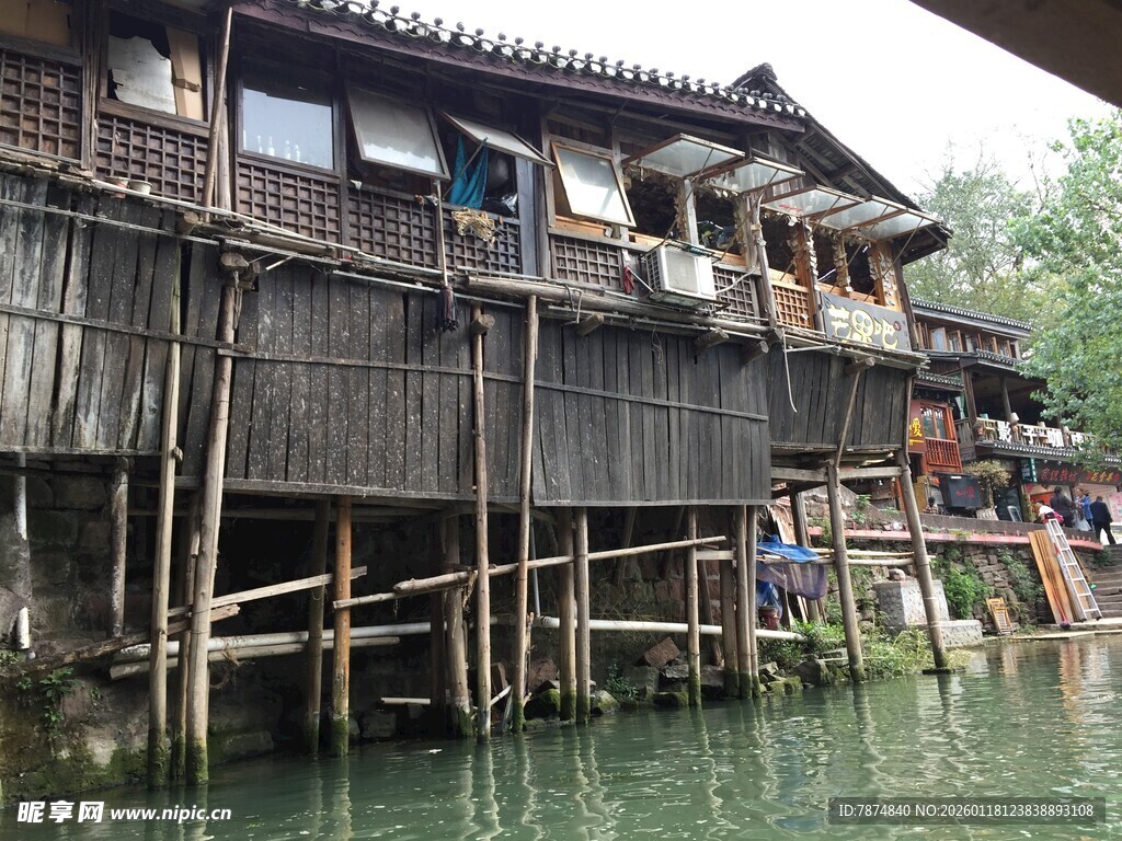 水上木质吊脚楼风景