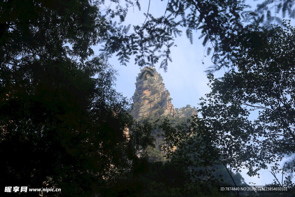 林间隐现的奇特山峰