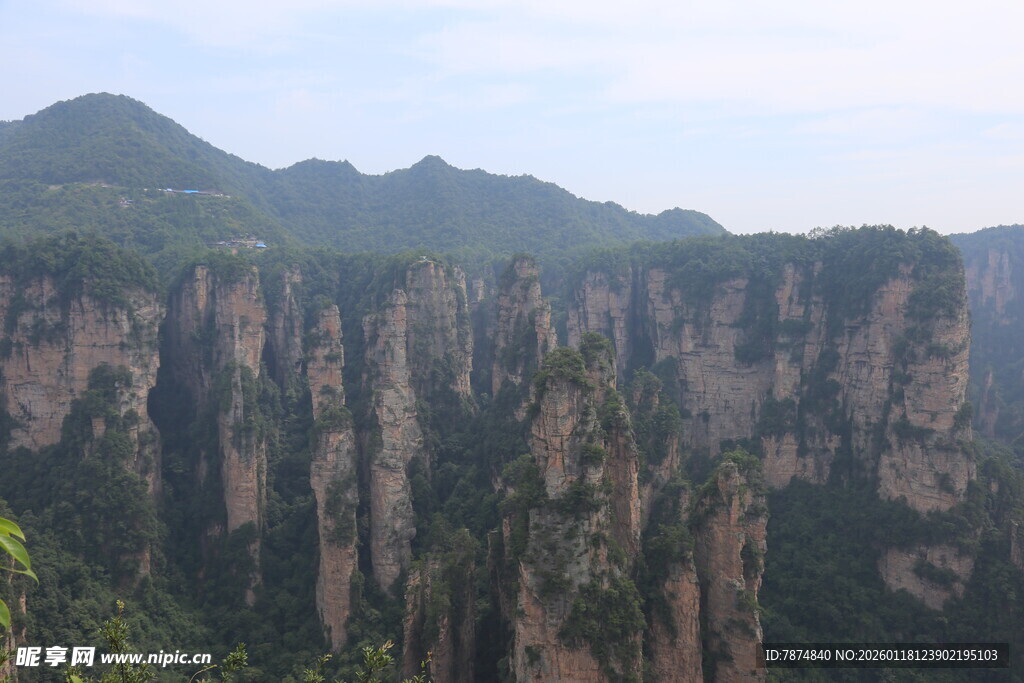 壮丽险峻的巍峨山峰景观