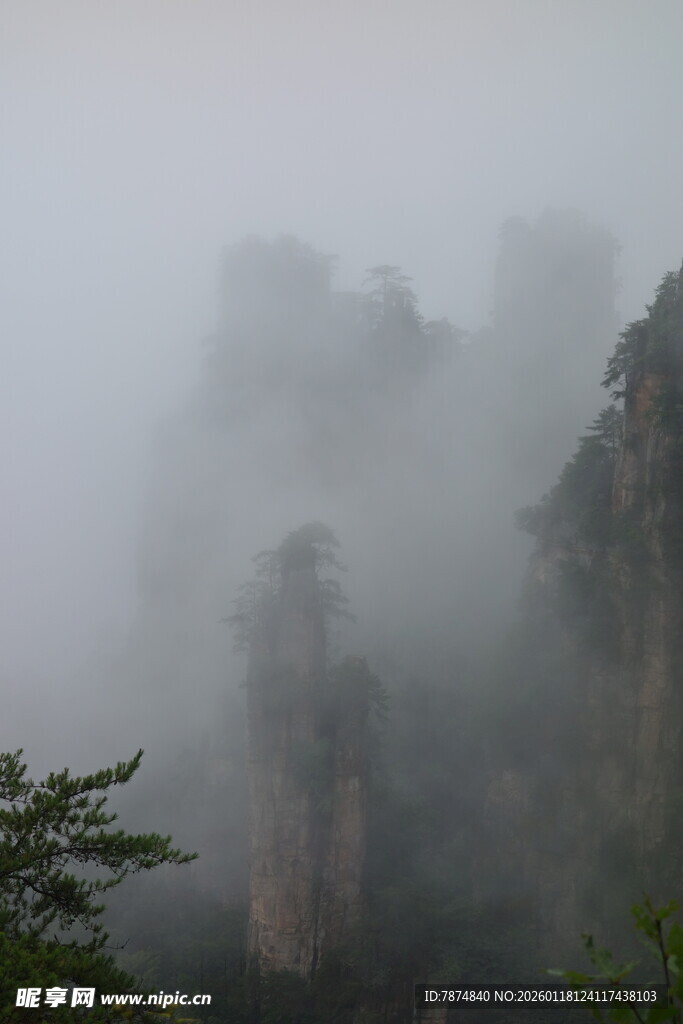 云雾缭绕的奇幻山峰