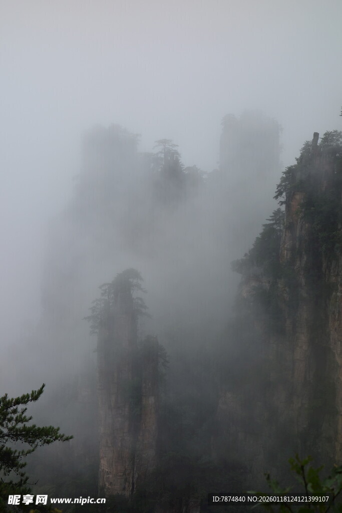 云雾缭绕的壮美山峦
