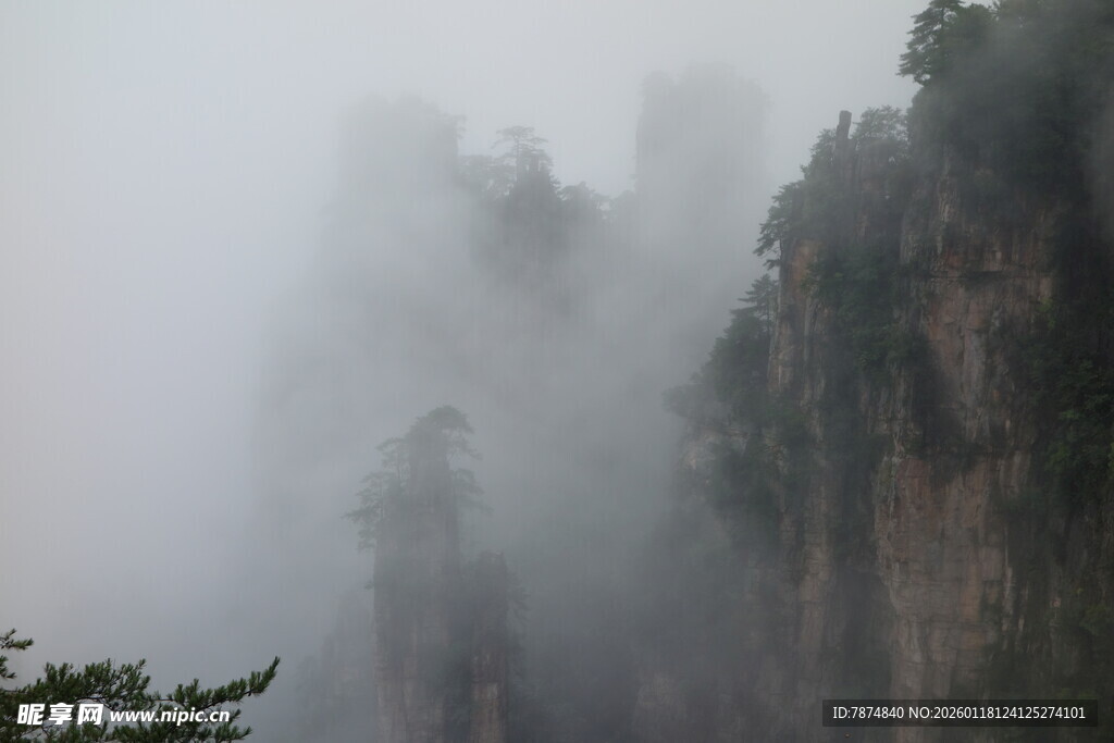 云雾缭绕的壮丽山峰