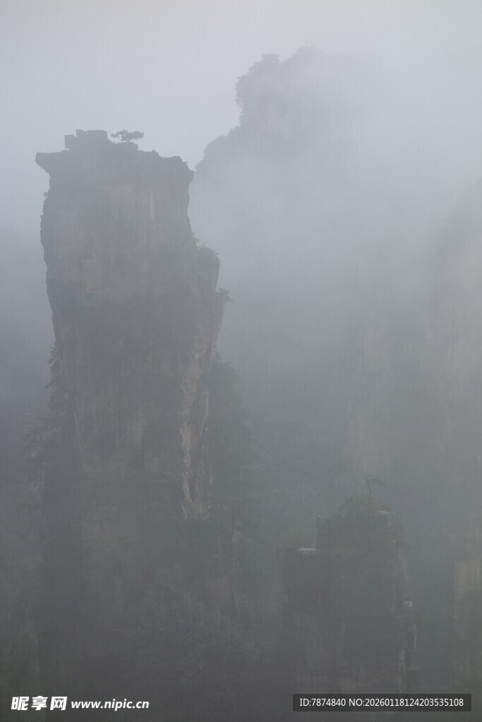 云雾缭绕的奇峻山峰