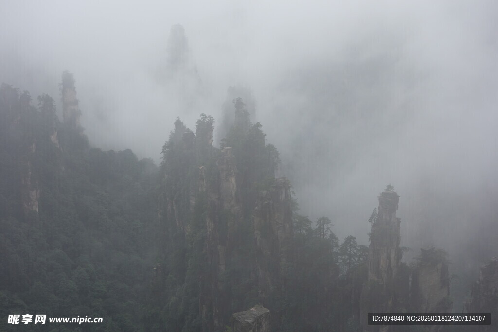 云雾缭绕的壮美山峰