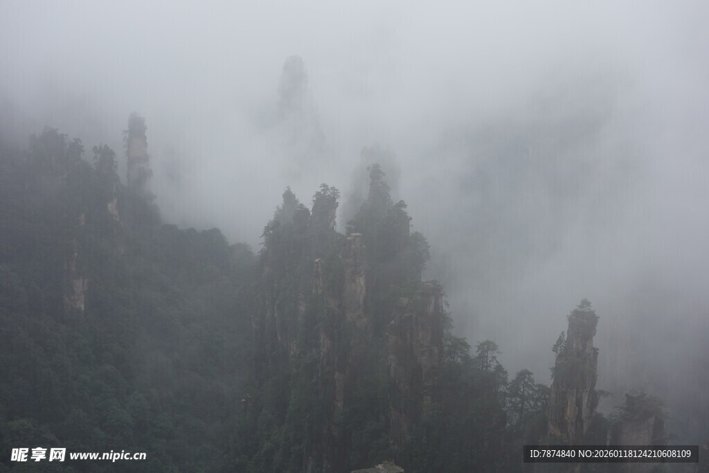云雾缭绕的壮美山峰