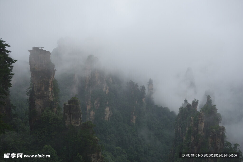 云雾缭绕的壮观山峰