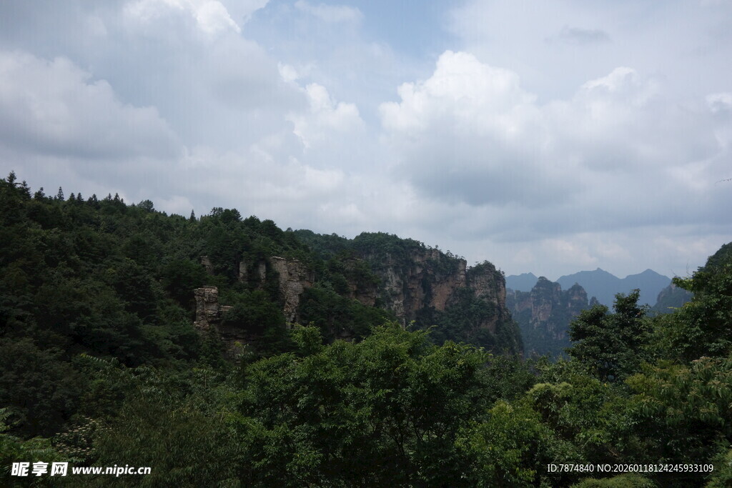 山峦叠翠间的绿意景致
