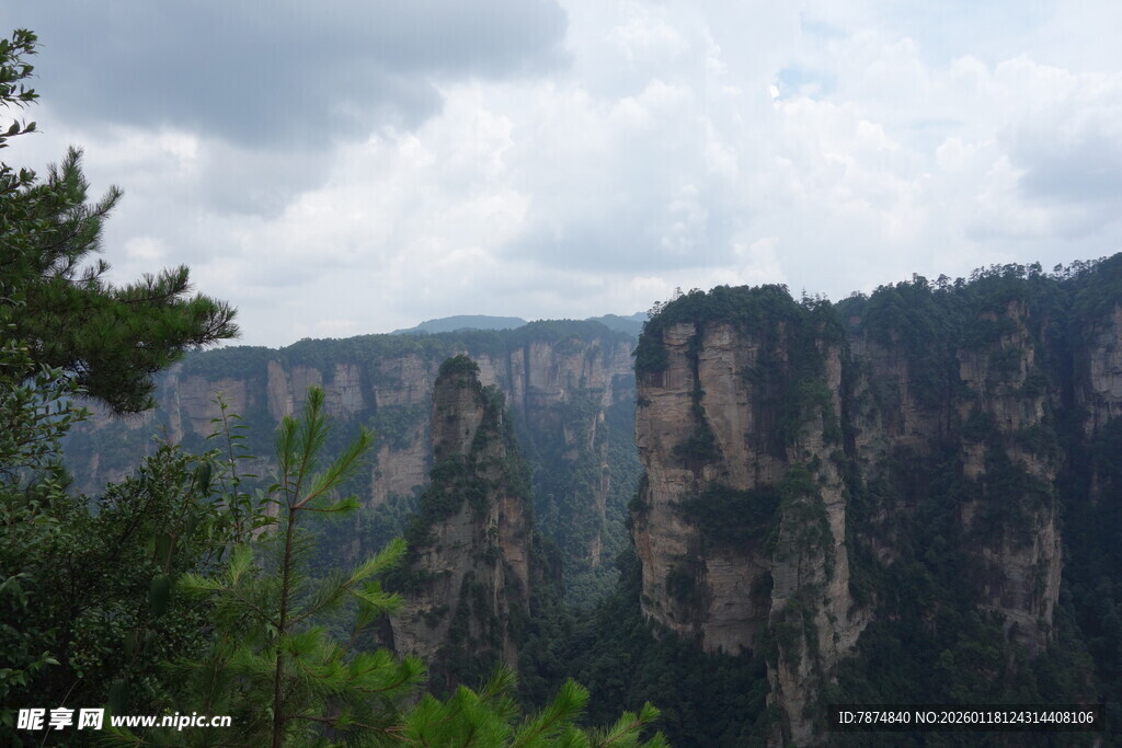 壮丽奇峰 山间绿意景致