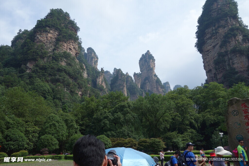 张家界奇峰美景游人赏