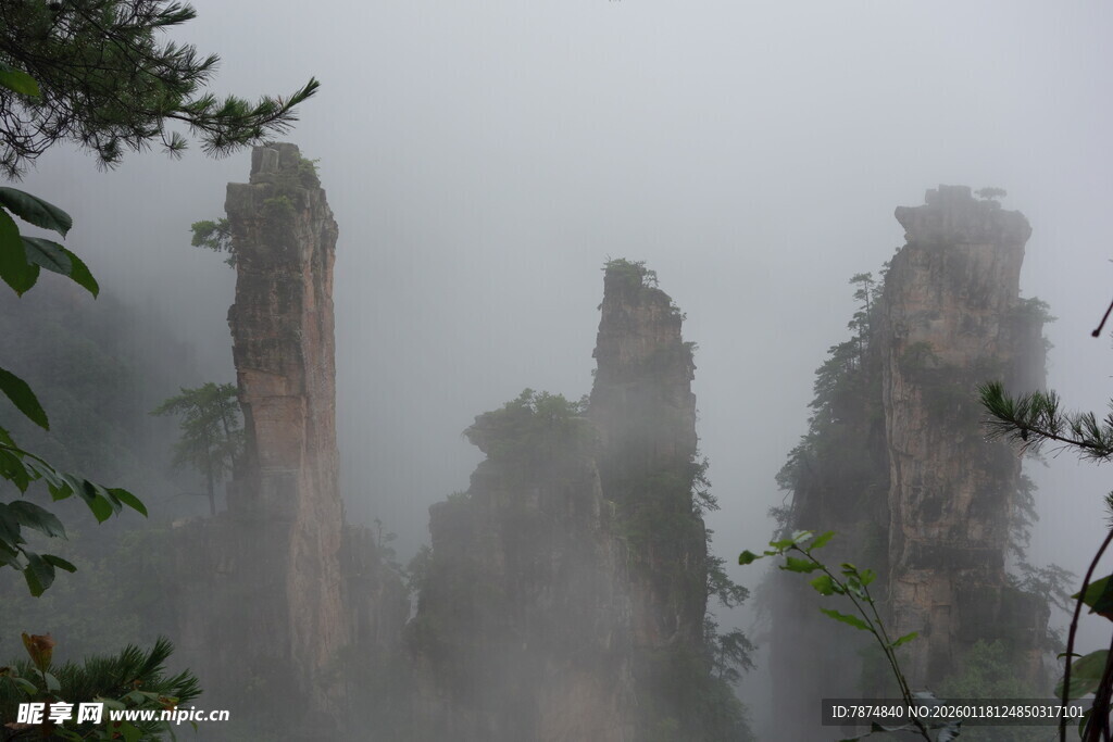 云雾缭绕的奇特山峰景观