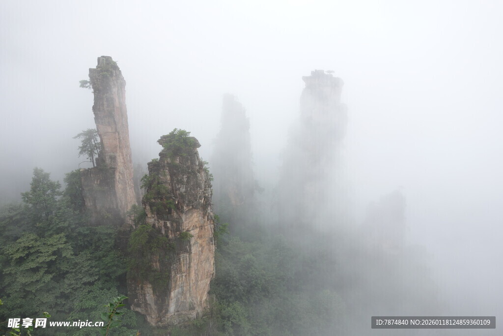 云雾缭绕的奇特山峰景观