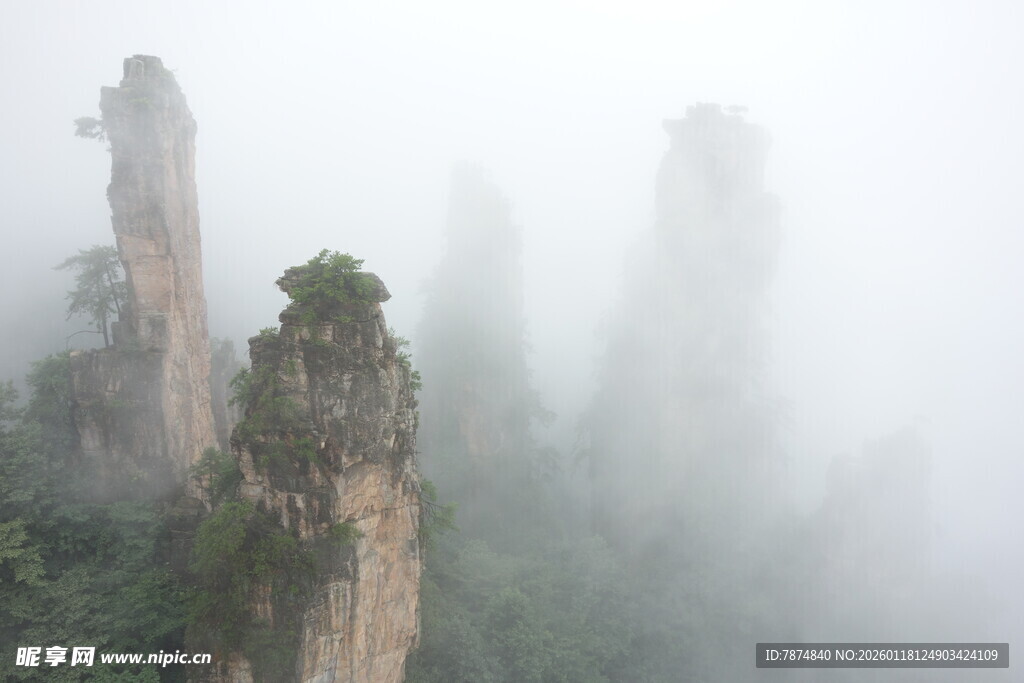 云雾缭绕的奇幻山峰