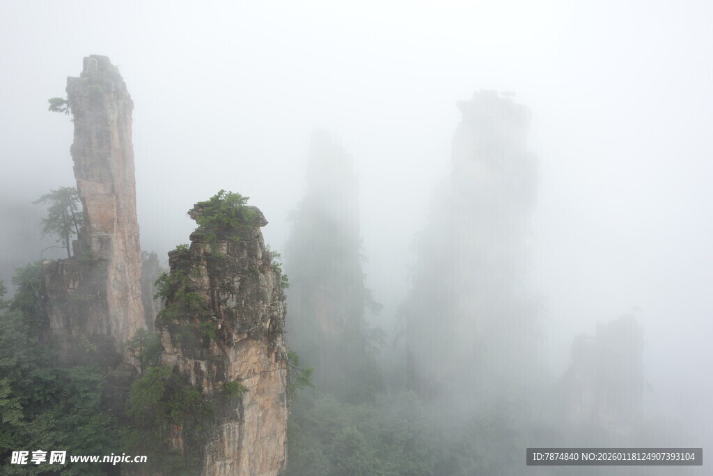 云雾缭绕的奇幻山峰