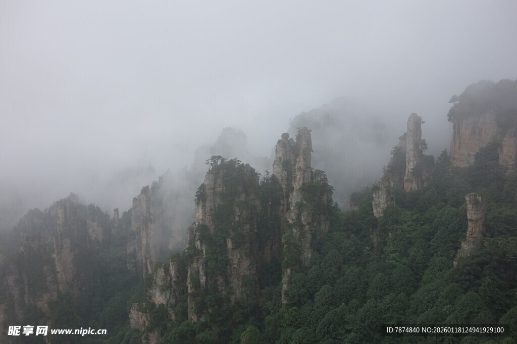 云雾缭绕的壮美山峰