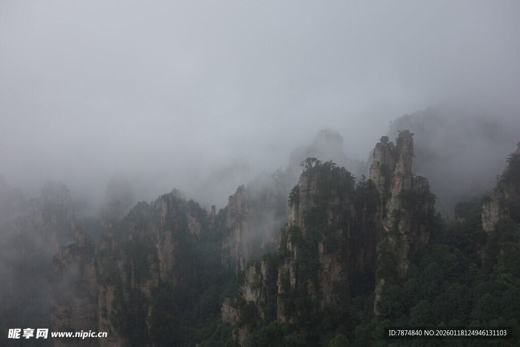 云雾缭绕的壮丽山峰