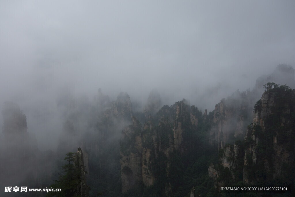 云雾缭绕的壮丽山峰