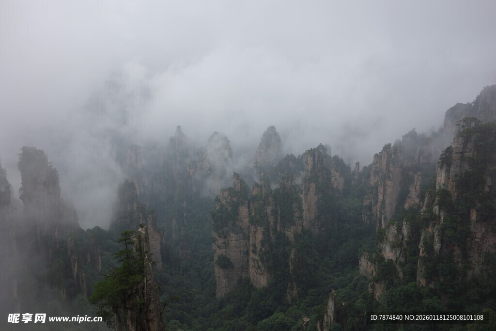 云雾缭绕的壮丽山峰