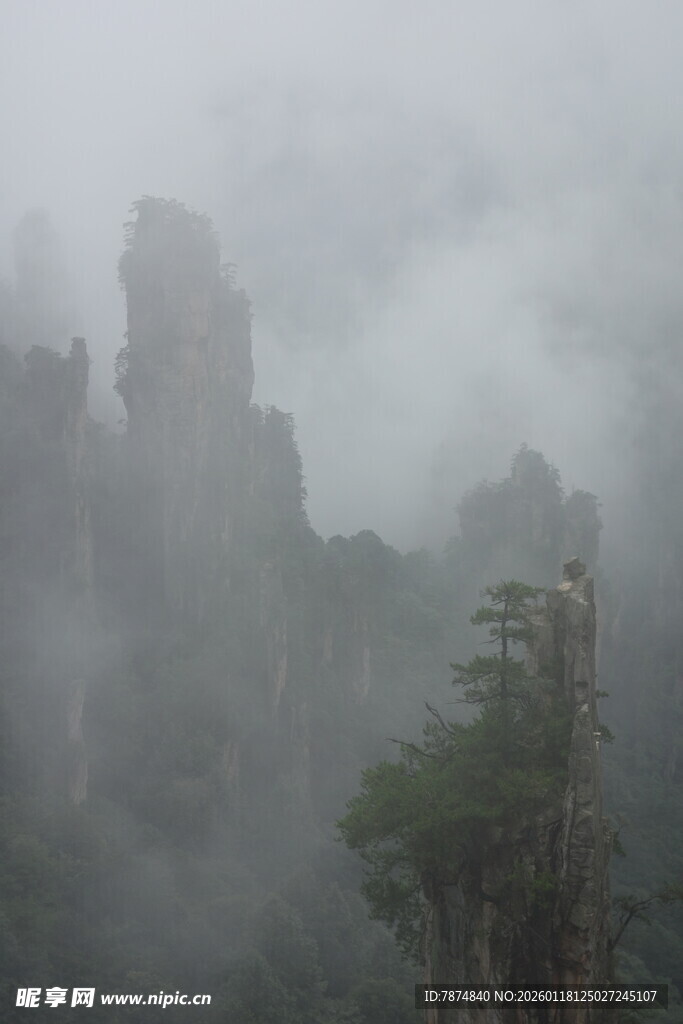 云雾缭绕的奇幻山峰