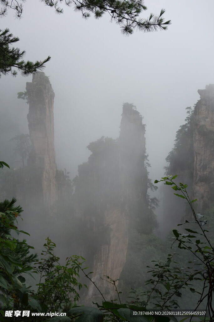 云雾缭绕的奇幻山峰景观