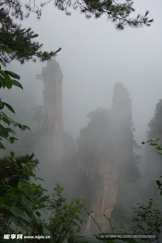 云雾缭绕的奇幻张家界山峰