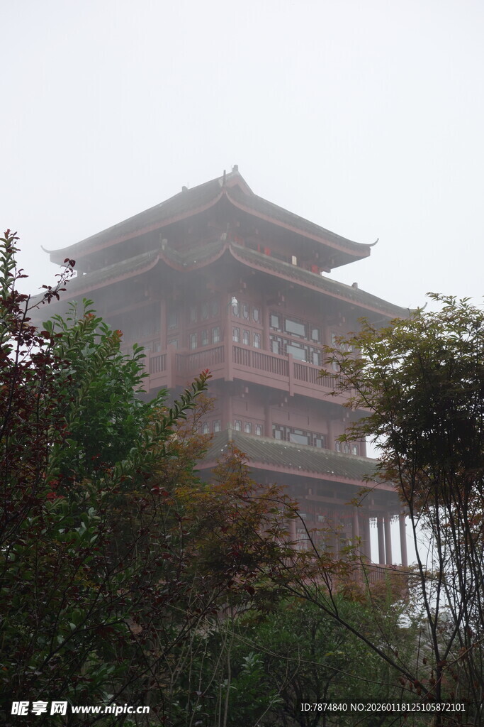 雾中古建筑